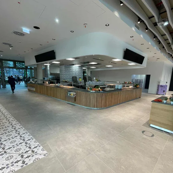 Blick auf die Theke und Warenauslage der Cantinetta