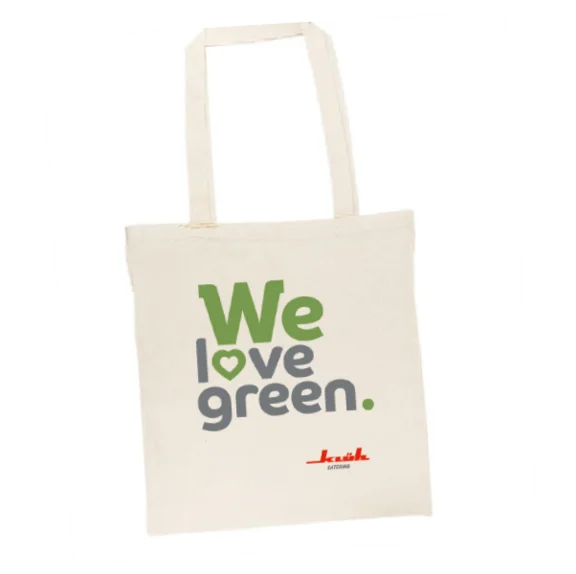 Das Bild zeigt eine Baumwolltasche, auf der sich der Schriftzug "We love green" befindet und das Logo "Klüh Multiservices".