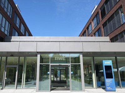 Eingangsbereich zu einem RWE Gebäude von außen