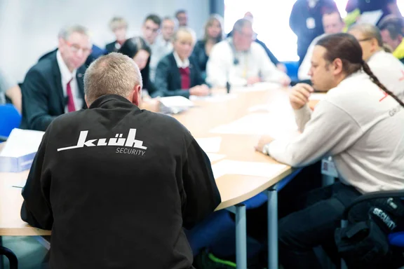 Besprechung von Security-Mitarbeitenden
