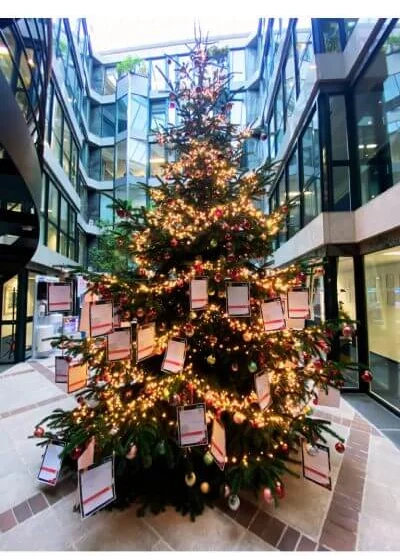 ein geschmückter Weihnachtsbaum in einem Bürogebäude