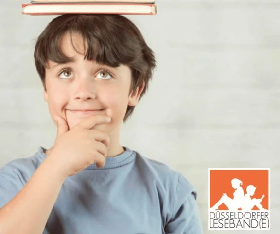 ein Jugendlicher der nachdenklich schaut und Bücher auf seinem Kopf balanciert und das Logo des Netzwerks „Düsseldorfer Leseband(e)“