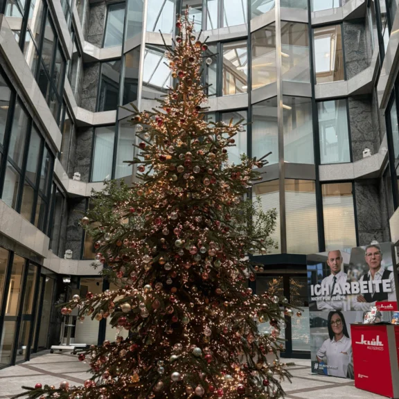 EIn Bild von einem geschmückten Tannenbaum in einem Atrium 