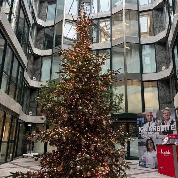 EIn Bild von einem geschmückten Tannenbaum in einem Atrium 
