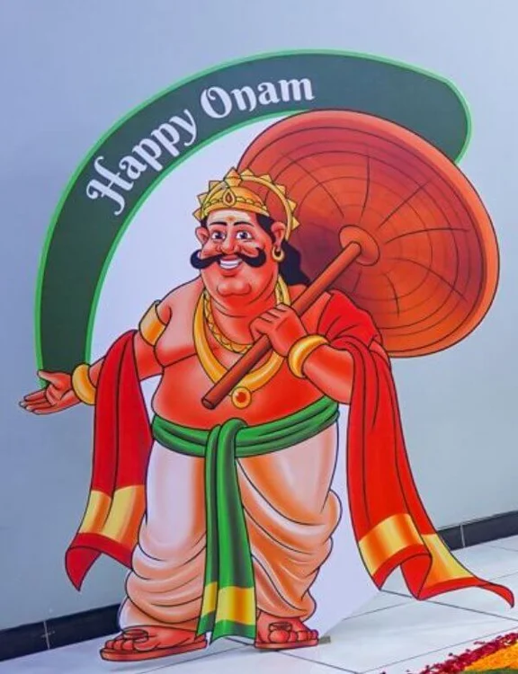 visuelle Darstellung von Onam King mit dem Schriftzug "Happy Onam" im Hintergrund