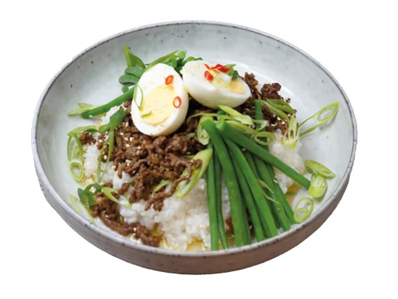 Ein Tellergericht zu den Japan Wochen von Klüh Catering. Soboro Don mit Japanische Reisschüssel mit mariniertem Hackfleisch grünen Bohnen und Ei