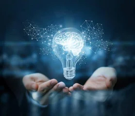 Ein Bild von einer Person die ihre handflächen nach oben geöffnet hat und eine visuelle weiß leuchtende Glühbirne auffängt, in der Glühbirne ist ein Gehirn 