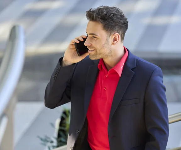 Ein Mann telefoniert mit einem Smartphone.