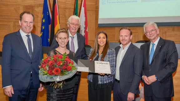 Gruppenbild bei der Übergabe der Klüh-Stiftungsauszeichnung