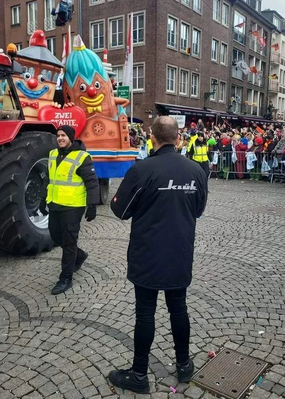 Ein Klüh Sicherheitsmitarbeiter während seiner Arbeit beim Karnevalszug