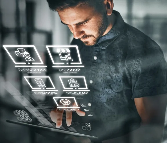ein Mann bedient ein Tablet, visuell dargestellt erscheinen Icons aus dem Tablet heraus. Die Icons sind weiß und stehen für Digi Service, Digi Shop, Digi Control, Digi Clean und Digi Supply powered by Klüh