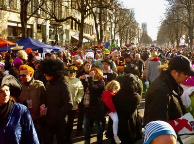 Bild von vielen Menschen in einer Straße die sich für Karneval vekleidet haben