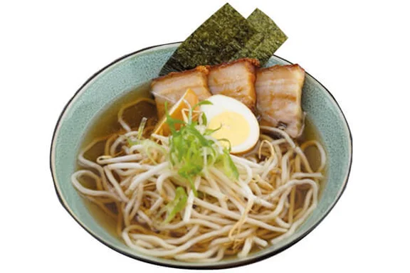 Tellergericht zur Aktion "Japan Wochen": "Tokyo Shoyu Ramen" mit Nudelsuppe mit Ajitsuke Tamago Ei und Spanferkelrollbraten