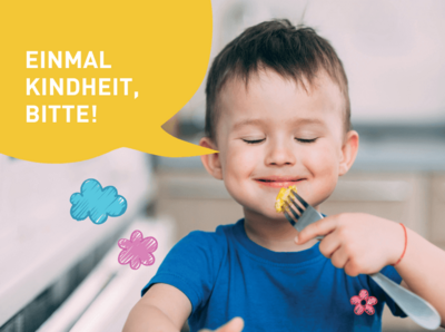 Kind mit blauen T-SHirt isst mit einer Gabel