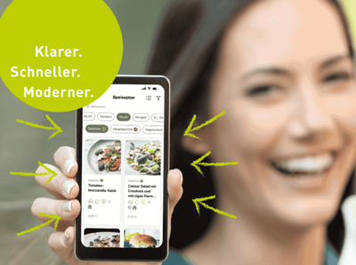 Lachende Frau mit Smartphone in der Hand. Auf dem Smartphone ist die Klüh Catering App.