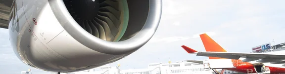 Nahaufnahme von einem Flugzeug im Hangar.