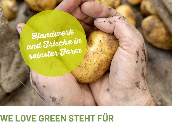 Ein Bild von zwei mit Erde bedeckten Händen die eine Herzförmige Kartoffel halten, im Hintergrund sind weitere Kartoffeln in Kartoffelsäcken. Auf dem Bild ist noch der beisatz: Handwerk und Frische in reinser Form. Und am unteren Rand ist der Slogan: we love green steht für