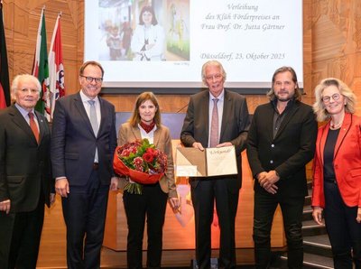 Ein Gruppenbild bei Verleihung des Klüh Förderperises an Frau Prof. Dr. Jutta Gärtner