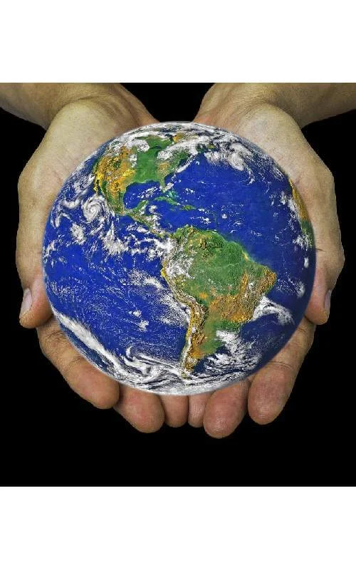 zwei Hände, welche die Erdkugel hält