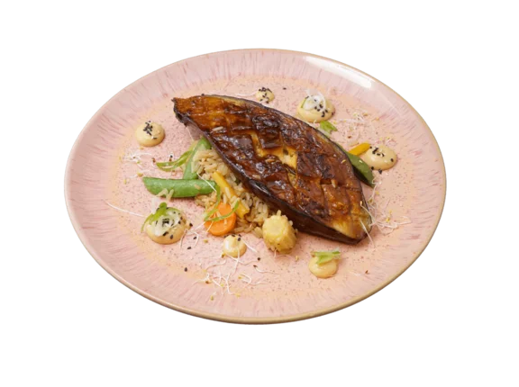 ein Tellergericht aus der Aktion "Japan Wochen" bestehend aus Reis, Aubergine und Gemüse