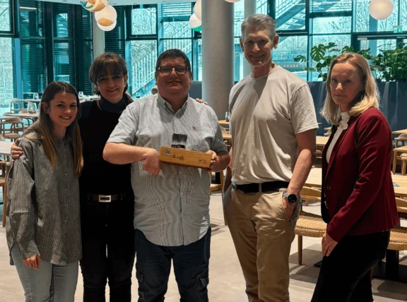 Gruppenfoto von WfaA und Klüh Catering bei Überreichung der Menagen-Kisten