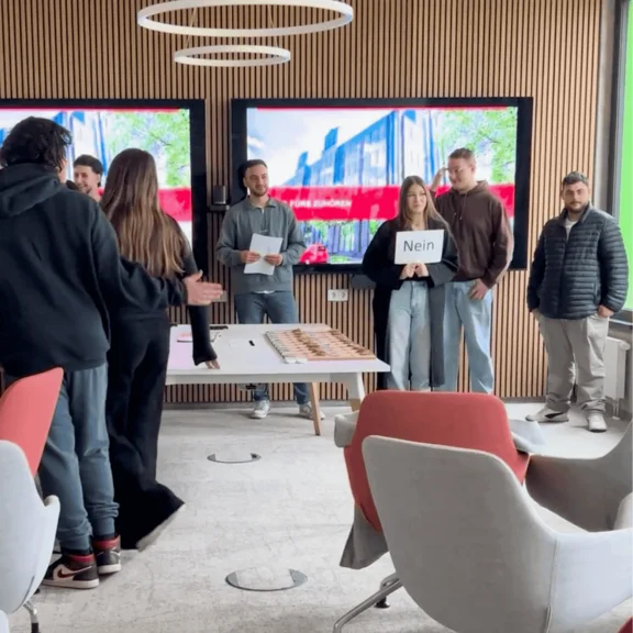 Azubis präsentieren an einem Bildschirm