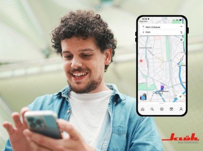 Junger Mann sieht sich auf seinem Smartphone eine Wegbeschreibung an