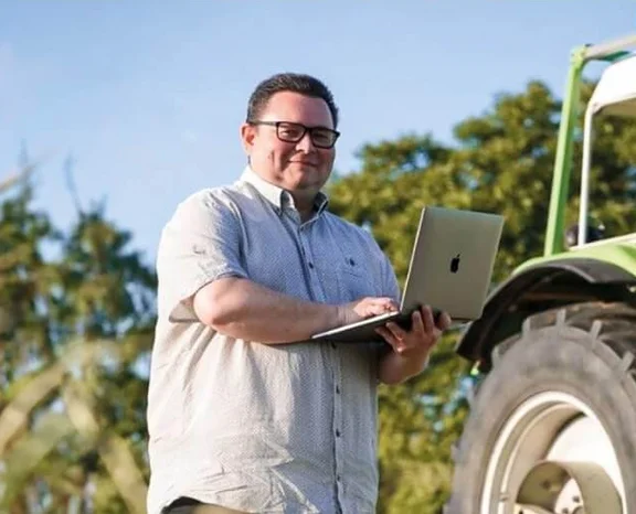 Markus Gaudlitz vor einem Traktor