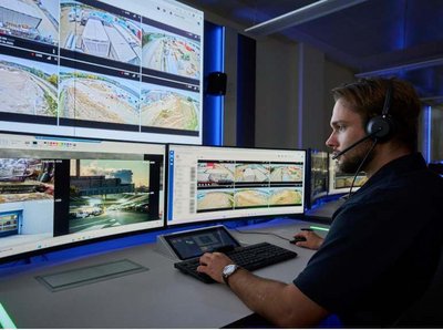[Translate to Englisch:] Bild eines Sicherheitsmitarbeiters in der Leitstelle