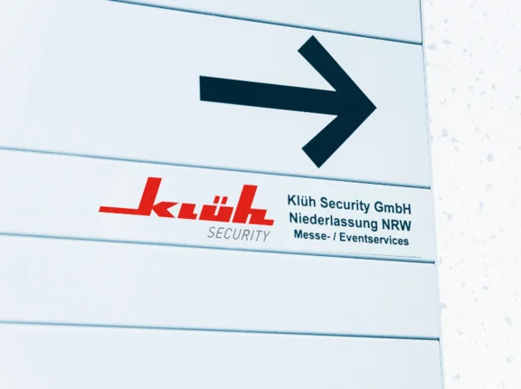 Wegweiserschild auf einer Messe zu Klüh Security 