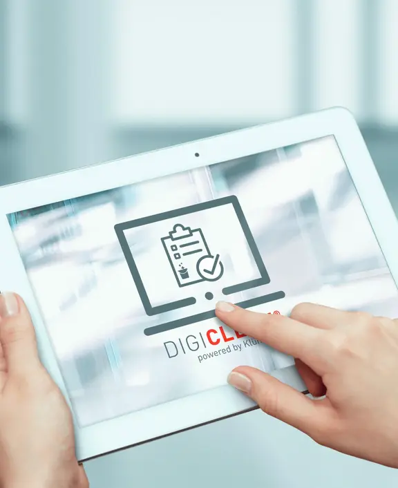 Auf einem Tablet ist die digitale Anwendung DigiClean von Klüh zu sehen, die Reinigungsarbeiten digital planen und nachverfolgen kann.