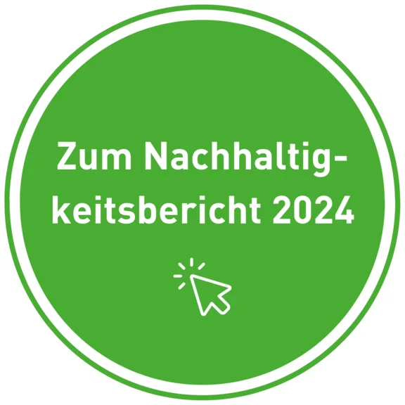 grünes rundes Symbol mit der weißen Innenschrift: Zum Nachhaltigkeitsbericht 2024 und ein Mauszeiger Icon zum anklicken