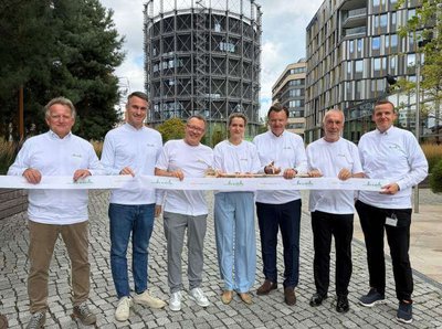 Gruppenbild von der Eröffnung des gastronomischen Betriebs in Berlin
