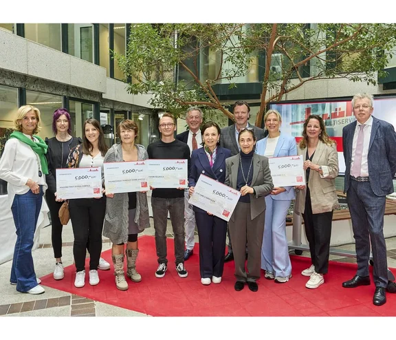 Gruppenbild mit den Spendenempfängern von "Wir für Düsseldorf" und Herr Theobald & Herr Frank