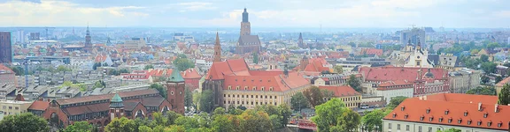 Ein Bild von einer großen Stadt mit Gebäuden mit Backsteinziegeln