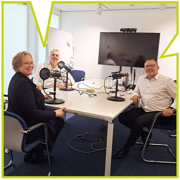 Bild von Herr Thorsten Greth mit zwei Gästen während des Podcasts "Gespräche am Küchentisch"