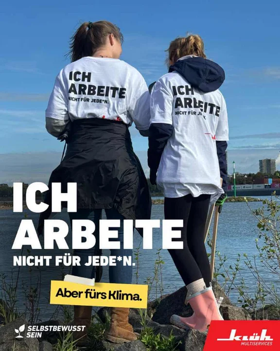 Ein Kampagnen Bild von Klüh Multiservices mit dem Slogan "Ich Arbeite nicht für jede*n aber fürs Klima" im Hintergrund sind zwei Frauen zu sehen mit Klüh T-Shirts und Müllpicker in den Händen am Rand eines Flusses