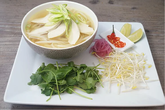 Tellergericht zur Aktion "International, Abwechslungsreich und einfach Lecker" : „PhoGa“ Vietnamesische Reisbandnudelsuppe mit pochierter Hähnchenbrust und frischen Kräutern 