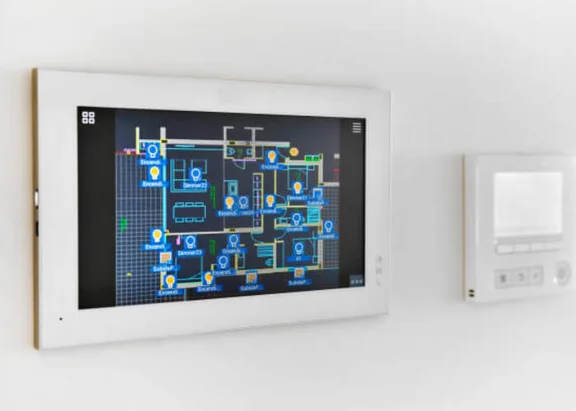 Ein Bild von einer Wand mit einem Steuerungstablet