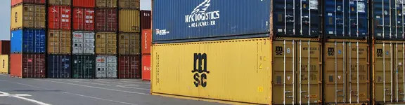 Das Bild zeigt große Container mit Frachtgut.