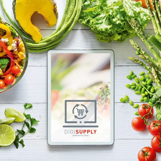 Das Bild zeigt ein Tablet, auf dem die digitale Anwendung DigiSupply von Klüh zu sehen ist, die innovativ Warenwirtschaft planen kann. 