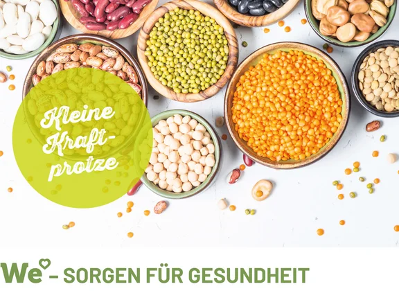 We love green Aktionsbild bestend aus mehreren Schalen mit jeweils Hülsenfrüchten drin und dem Schriftzug "kleine Kraftprotze"