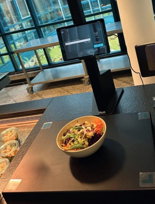 Bild von einem Tellergericht an einer SB-Kasse