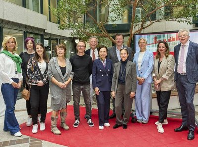 Gruppenbild mit Spendenempfängern der Initiative "Wir für Düsseldorf"