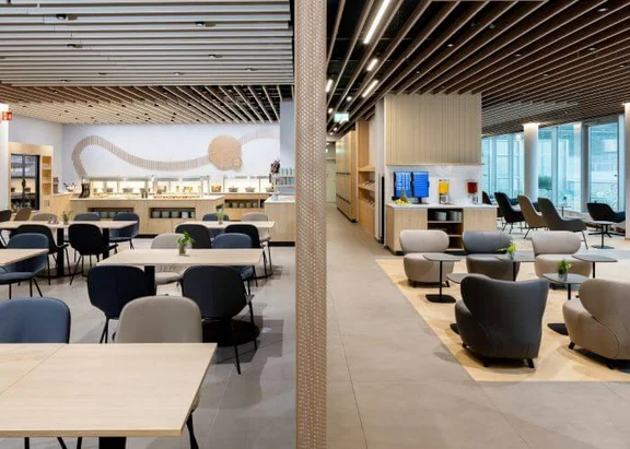 Bild von einer Lounge mit vielen Sitzplätzen