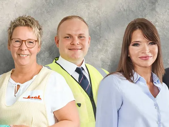 Das Bild zeigt eine Gruppe von Klüh Mitarbeitenden, die für je einen Bereich wie z. B. Büro, Reinigung, Catering, Sicherheit und sonstige Dienstleistungen stehen, die Klüh im Portfolio hat.