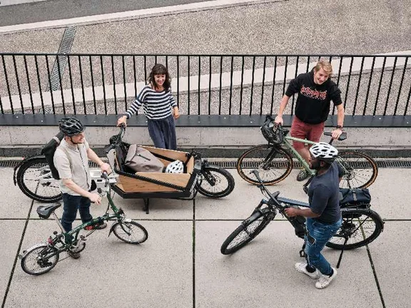 vier Menschen mit ihren Fahrrädern die sich unterhalten