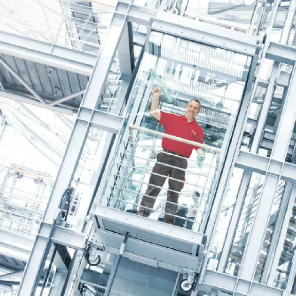 Klüh Glasreiniger beim reinigen von Fenstern