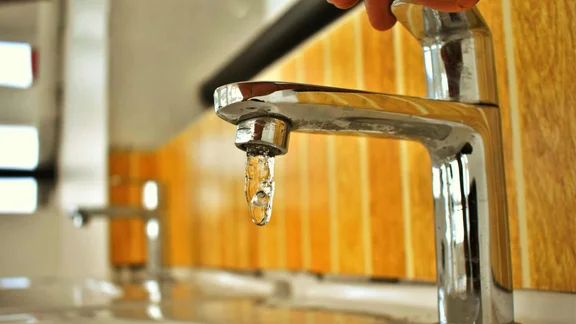 Wasserhahn, der geöffnet wird
