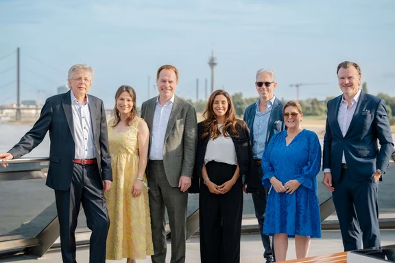 Gruppenfoto mit 7 Personen, (v.l.n.r.:) Christian Frank (CFO von Klüh Multiservices), Meike Folkerts (Erste Beigeordnete und Stadtkämmerin der Stadt Neuss), Dr. Stephan Keller (Oberbürgermeister der Landeshauptstadt Düsseldorf), Ahlem Sehili-Klüh (Mitglied des Klüh-Beirats), Dr. Andreas Gassen (Vorstandsvorsitzender der Kassenärztlichen Bundesvereinigung), Manuela Gassen, Frank Theobald (CEO von Klüh Multiservices).